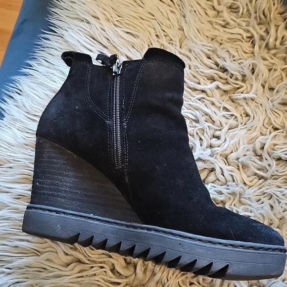 Sofft. Black Ankle Boots with Side Zipper and Rounded Toe - Picture 2 of 3